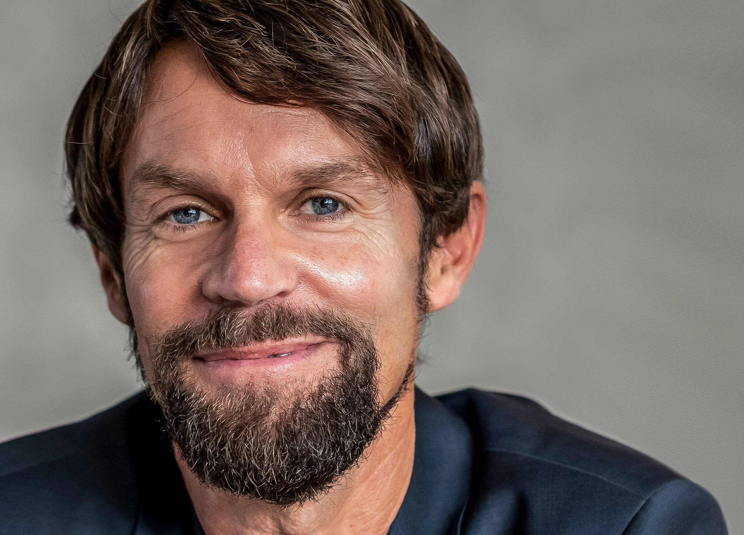 Portrait von Christian Langer vor neutralem Hintergrund