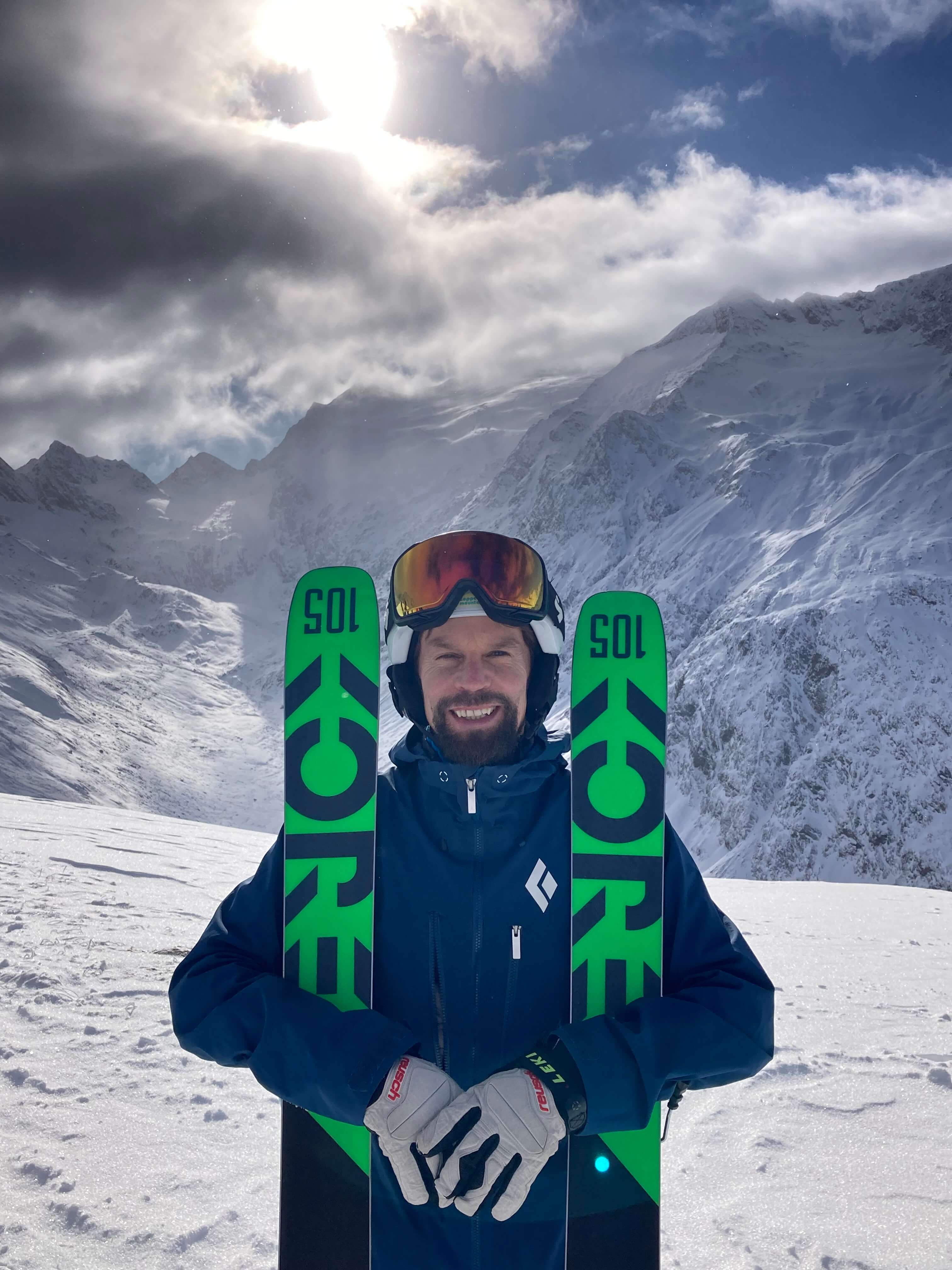 Portrait von Christian Langer beim Skifahren in einer winterlichen Bergkullisse